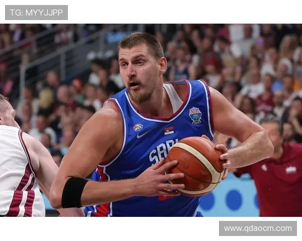 马龙称申京如约基奇般成为球队进攻核心角色展现出色表现