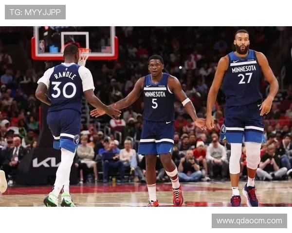 兰德尔三节豪取三双表现出色但失误频繁影响球队表现